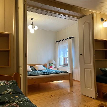 Apartament W Xix-Wiecznym Spichlerzu Nad Jeziorem Z Dostepem Do Parku I Widokiem Na Dworek Modrzewiowy Z 1823 Roku Szteklin Eksteriør billede