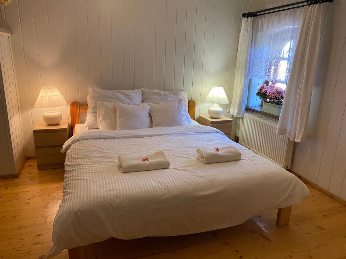 Apartament W Xix-Wiecznym Spichlerzu Nad Jeziorem Z Dostepem Do Parku I Widokiem Na Dworek Modrzewiowy Z 1823 Roku Szteklin Eksteriør billede
