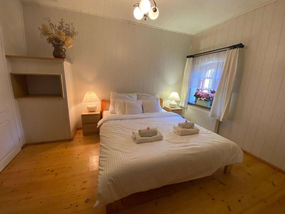 Apartament W Xix-Wiecznym Spichlerzu Nad Jeziorem Z Dostepem Do Parku I Widokiem Na Dworek Modrzewiowy Z 1823 Roku Szteklin Eksteriør billede