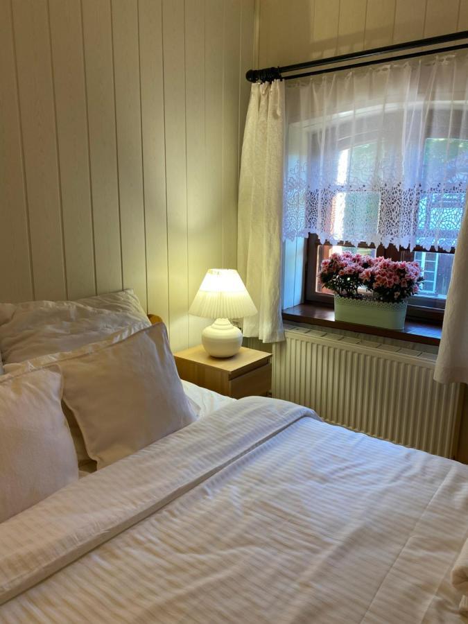 Apartament W Xix-Wiecznym Spichlerzu Nad Jeziorem Z Dostepem Do Parku I Widokiem Na Dworek Modrzewiowy Z 1823 Roku Szteklin Eksteriør billede