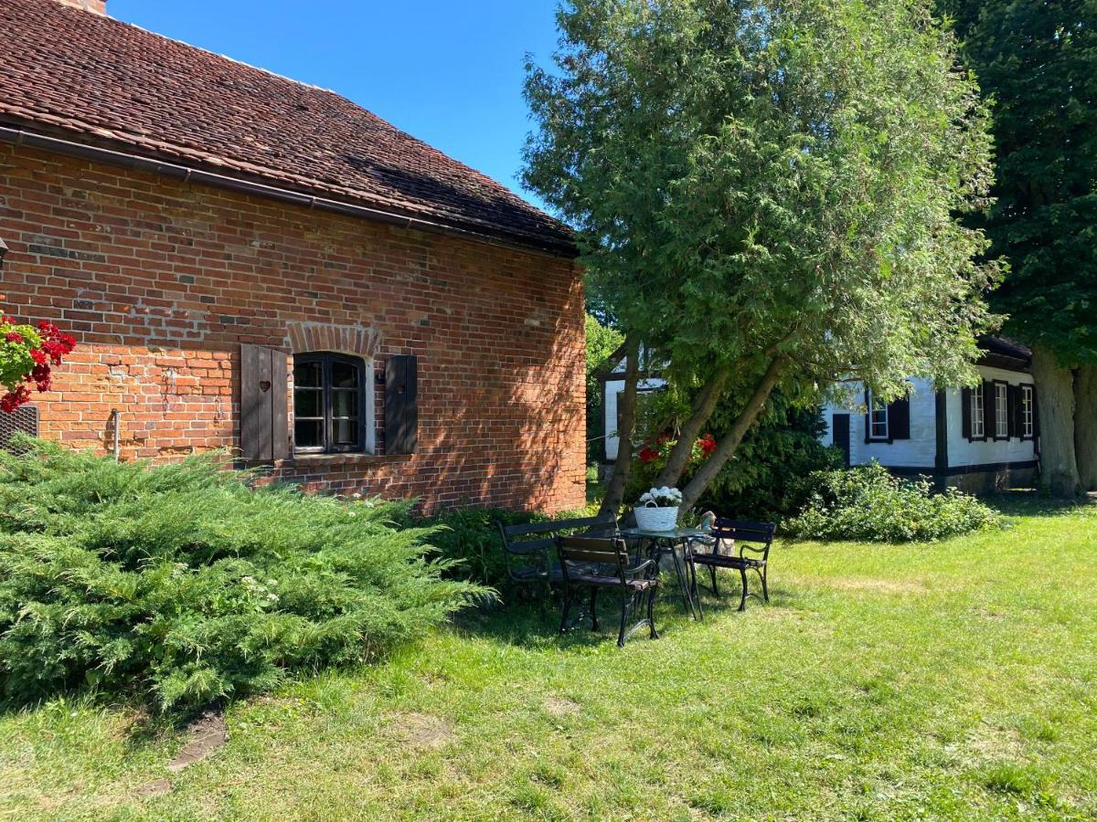 Apartament W Xix-Wiecznym Spichlerzu Nad Jeziorem Z Dostepem Do Parku I Widokiem Na Dworek Modrzewiowy Z 1823 Roku Szteklin Eksteriør billede
