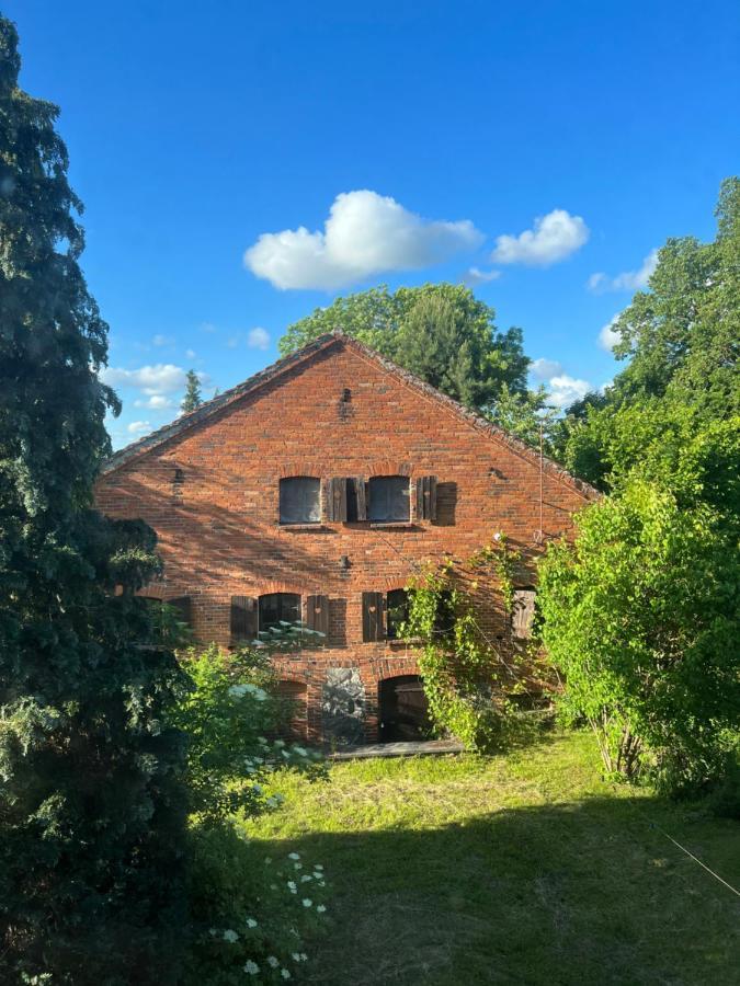 Apartament W Xix-Wiecznym Spichlerzu Nad Jeziorem Z Dostepem Do Parku I Widokiem Na Dworek Modrzewiowy Z 1823 Roku Szteklin Eksteriør billede