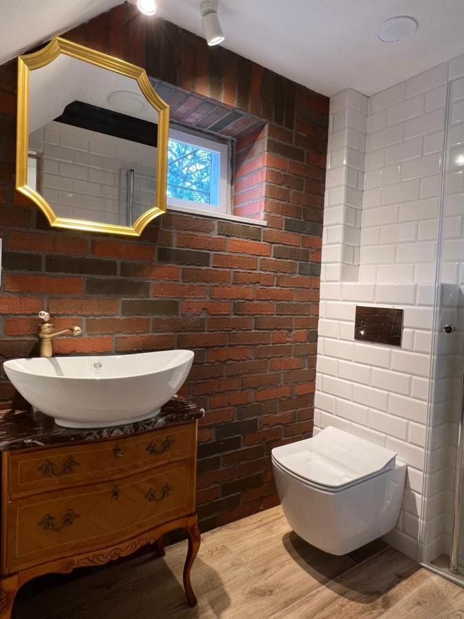 Apartament W Xix-Wiecznym Spichlerzu Nad Jeziorem Z Dostepem Do Parku I Widokiem Na Dworek Modrzewiowy Z 1823 Roku Szteklin Eksteriør billede