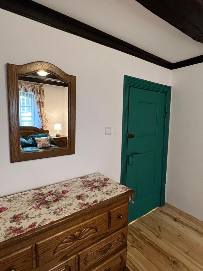 Apartament W Xix-Wiecznym Spichlerzu Nad Jeziorem Z Dostepem Do Parku I Widokiem Na Dworek Modrzewiowy Z 1823 Roku Szteklin Eksteriør billede