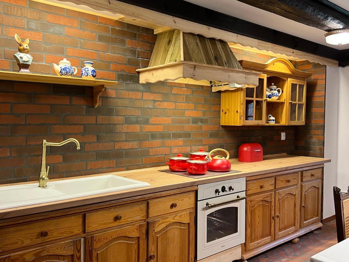 Apartament W Xix-Wiecznym Spichlerzu Nad Jeziorem Z Dostepem Do Parku I Widokiem Na Dworek Modrzewiowy Z 1823 Roku Szteklin Eksteriør billede