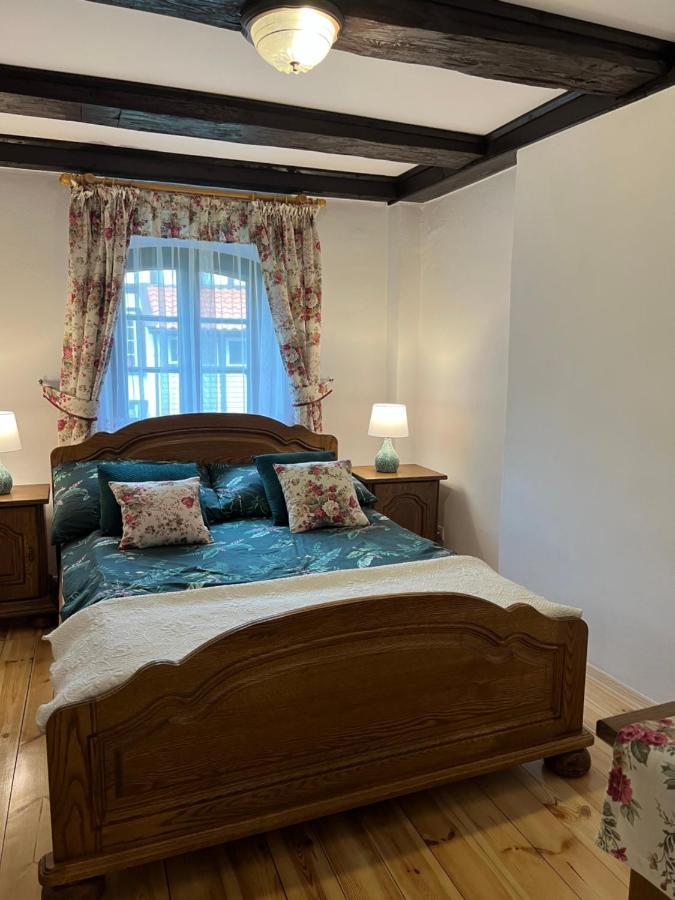 Apartament W Xix-Wiecznym Spichlerzu Nad Jeziorem Z Dostepem Do Parku I Widokiem Na Dworek Modrzewiowy Z 1823 Roku Szteklin Eksteriør billede