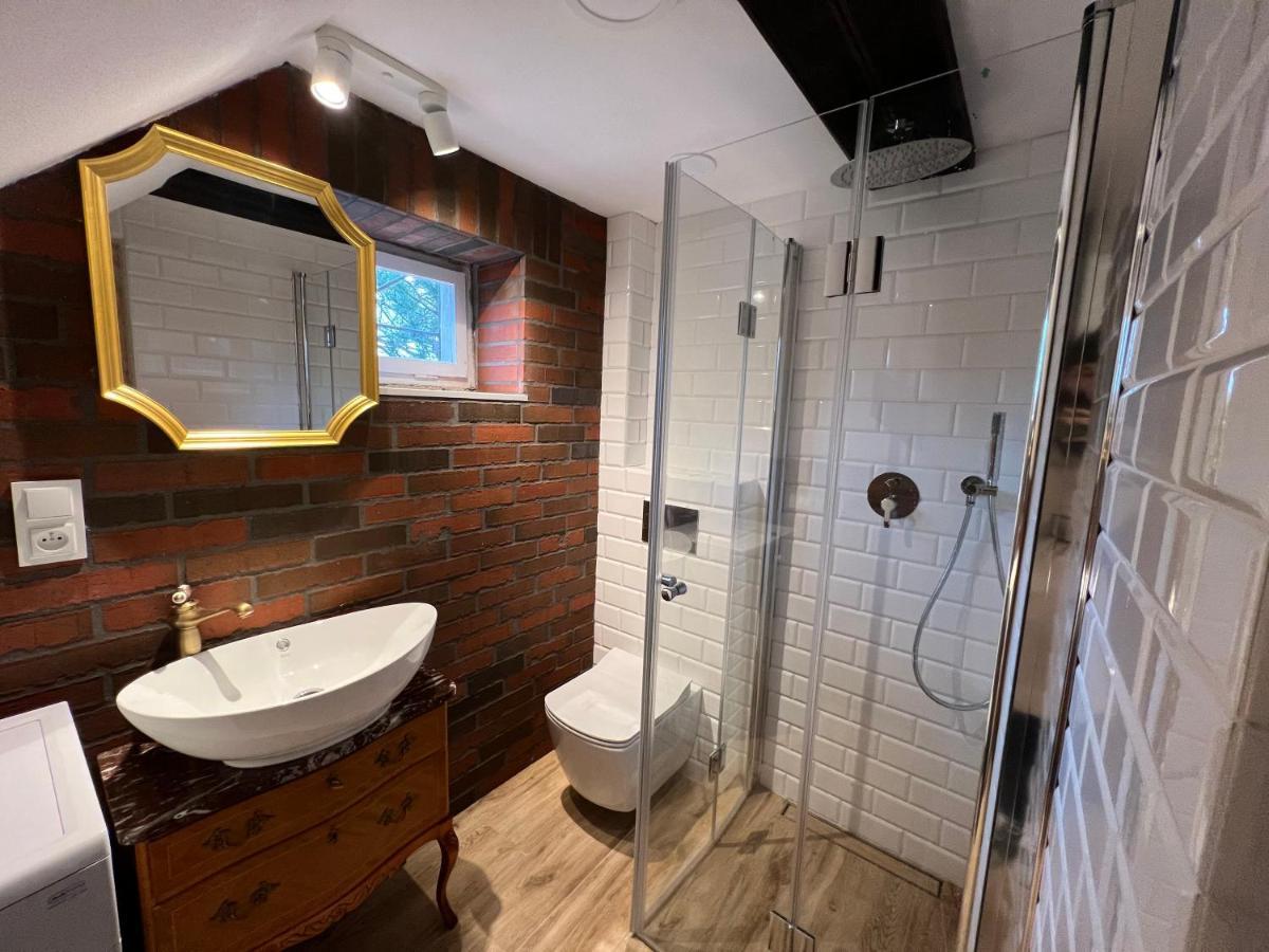 Apartament W Xix-Wiecznym Spichlerzu Nad Jeziorem Z Dostepem Do Parku I Widokiem Na Dworek Modrzewiowy Z 1823 Roku Szteklin Eksteriør billede