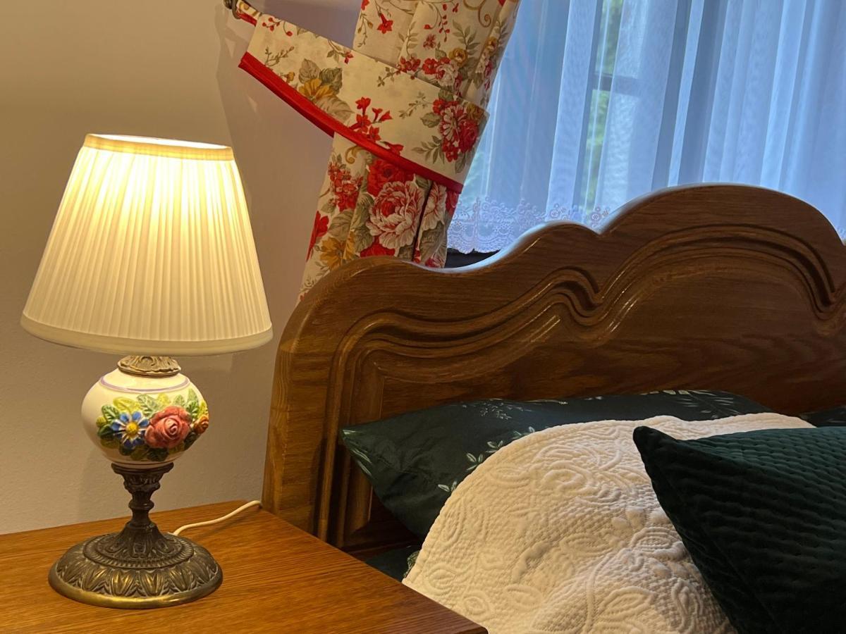 Apartament W Xix-Wiecznym Spichlerzu Nad Jeziorem Z Dostepem Do Parku I Widokiem Na Dworek Modrzewiowy Z 1823 Roku Szteklin Eksteriør billede