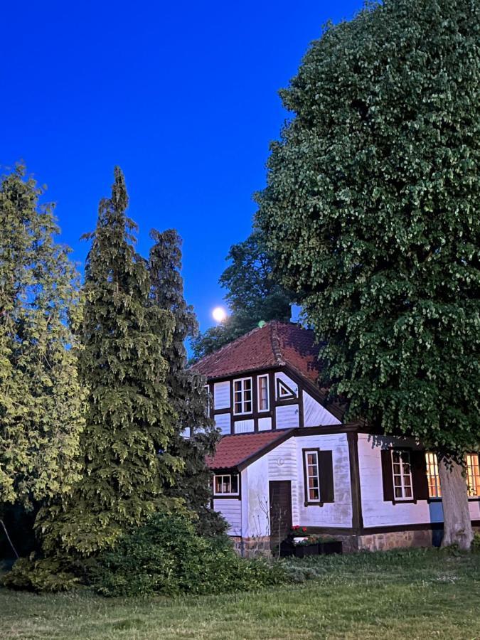 Apartament W Xix-Wiecznym Spichlerzu Nad Jeziorem Z Dostepem Do Parku I Widokiem Na Dworek Modrzewiowy Z 1823 Roku Szteklin Eksteriør billede