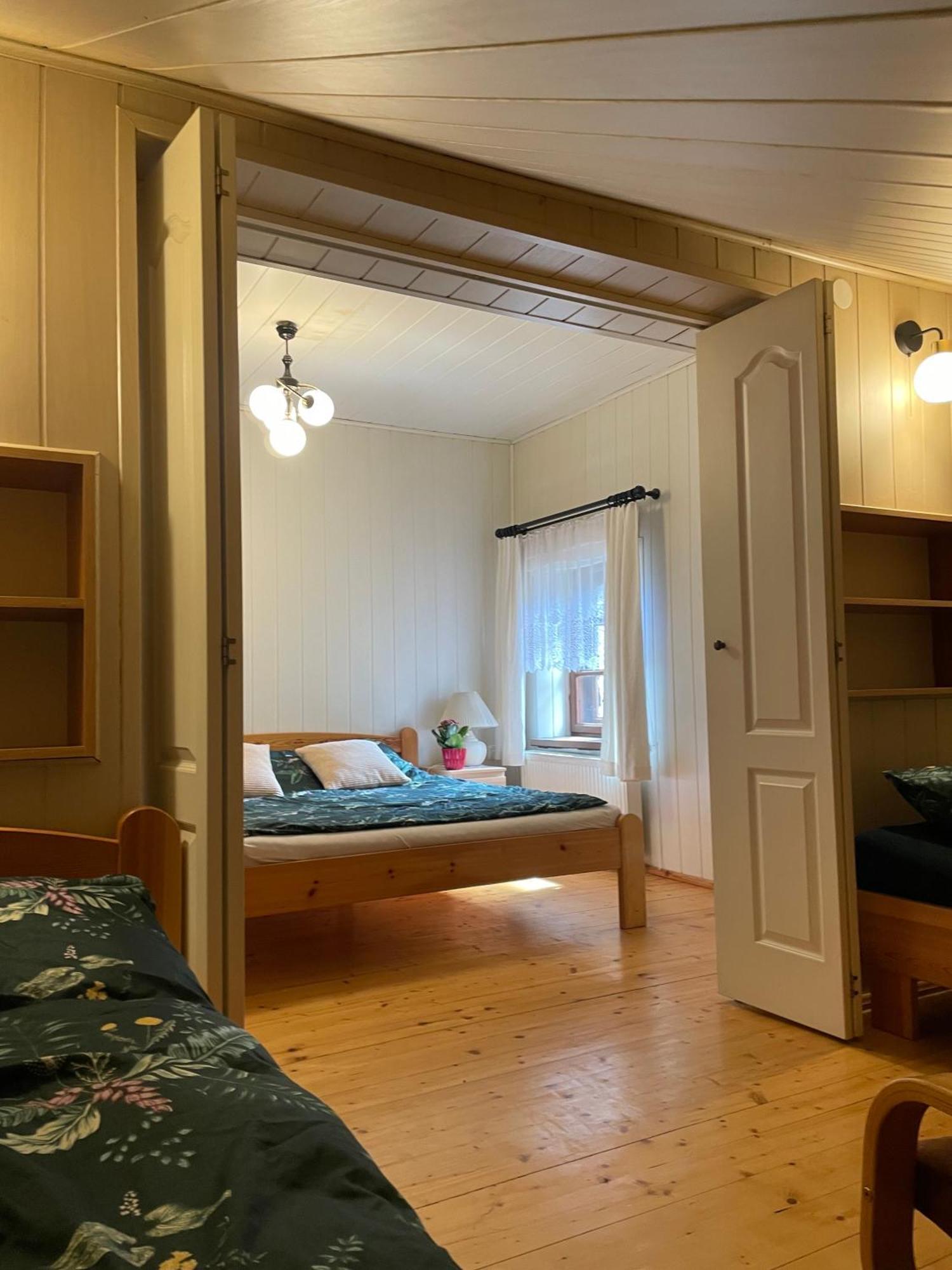 Apartament W Xix-Wiecznym Spichlerzu Nad Jeziorem Z Dostepem Do Parku I Widokiem Na Dworek Modrzewiowy Z 1823 Roku Szteklin Eksteriør billede